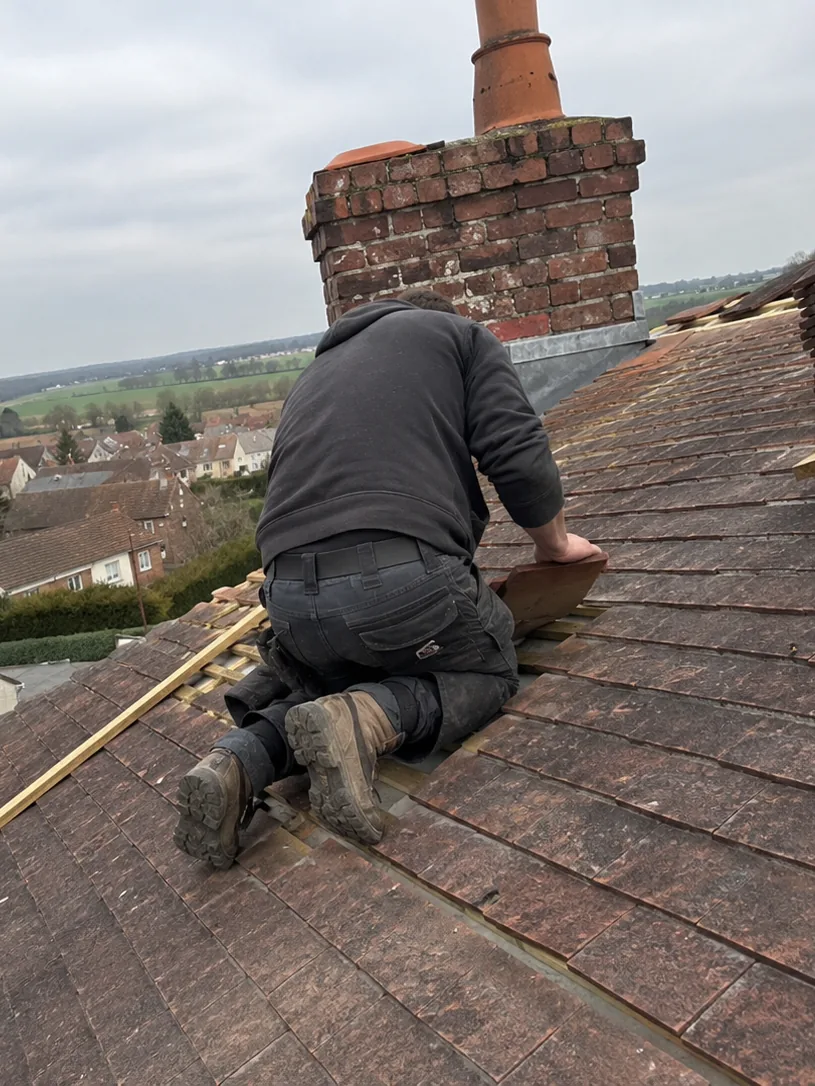 Ridchy Maronne, dirigeant My Couvreur et Compagnie, sur un chantier de couverture en Seine-et-Marne